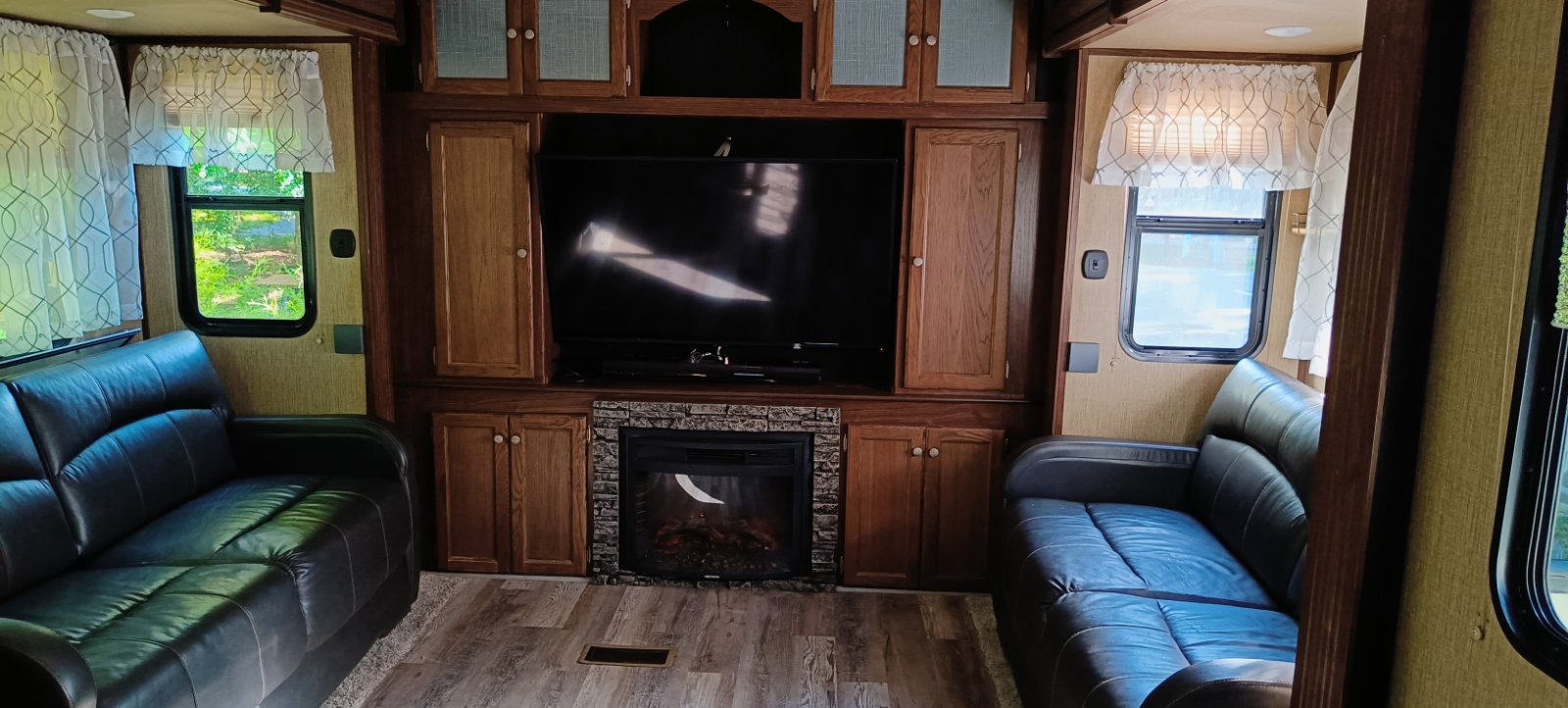 2017 Keystone RV Sprinter 353FWDEN 3